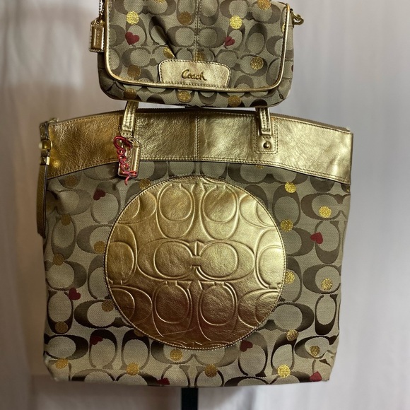 π π Host Pick ππ COACH LAURA SIGNATURE SECRET ADMIRER TOTE and WRISTLET - Picture 6 of 16